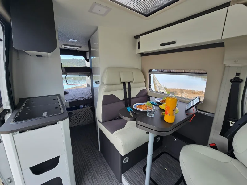 Interior espacioso de la McLouis Menfys